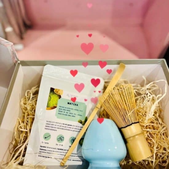 Offrez un coffret cadeau matcha premium : fouet, cuillère, support et matcha haut-de-gamme. Le cadeau bien-être parfait.