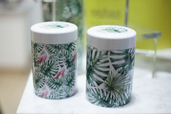 Duo de boîtes à thé superbement décoré de feuilles de plantes tropicales et autres oiseaux exotiques.