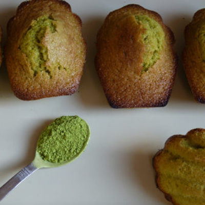 Les madeleines salées au Matcha, lardons et pesto