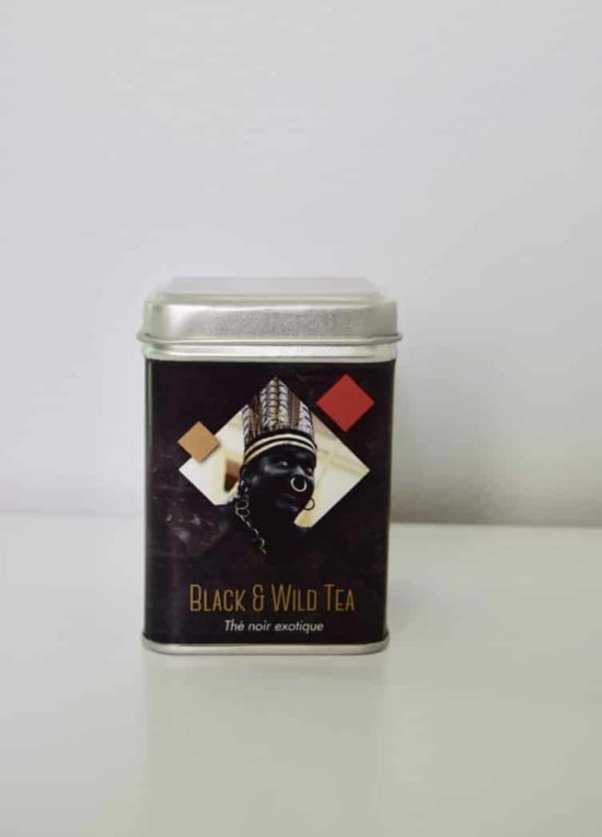 Voor de Ducasse d'Ath 2018 brengen we een "Collector Edition" uit met 'A Vélo' om het assortiment van "6 reuzentheeën" compleet te maken ... Een "Collector-editie" met de afbeelding van de Savage ..... De Black & Wild Tea is een zwarte thee uit Assam op smaak gebracht met verbena, kiwi's, vijgen, appels, karamel ... Limited edition ...