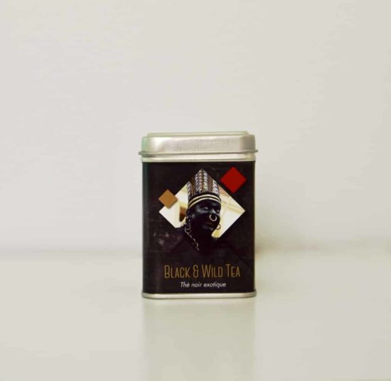Voor de Ducasse d'Ath 2018 brengen we een "Collector Edition" uit met 'A Vélo' om het assortiment van "6 reuzentheeën" compleet te maken ... Een "Collector-editie" met de afbeelding van de Savage ..... De Black & Wild Tea is een zwarte thee uit Assam op smaak gebracht met verbena, kiwi's, vijgen, appels, karamel ... Limited edition ...