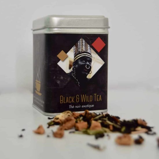 Pour la ducasse d'Ath 2018, nous sortons avec ' A vélo' une " Collector Edition" pour compléter la gamme des "6 thés des géants"... Une "Collector Edition" à l'éffigie du Sauvage..... The Black & Wild Tea est un thé noir d'Assam parfumé à la verveine, kiwis, figues, pommes, caramel... Edition limitée ...