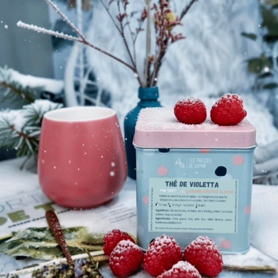 Notre thé de Violetta est l'un de nos bests sellers, c'est un thé vert et blanc à la framboise et fleurs de violette qui vous fera retomber en enfance