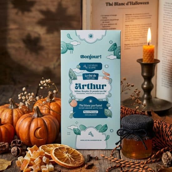 Dites Bonjour au thé d'Arthur, un mélange frais et élégant, mélant, thé blanc, orange et fleurs d'oranger, un équilibre doux et lumineux dans une tasse.