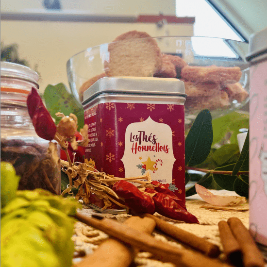 Savourez notre rooibos chai latte sans théine ! Une infusion belge gourmande, épicée et inspirée du Village Étoilé d’Erquennes. 🌟