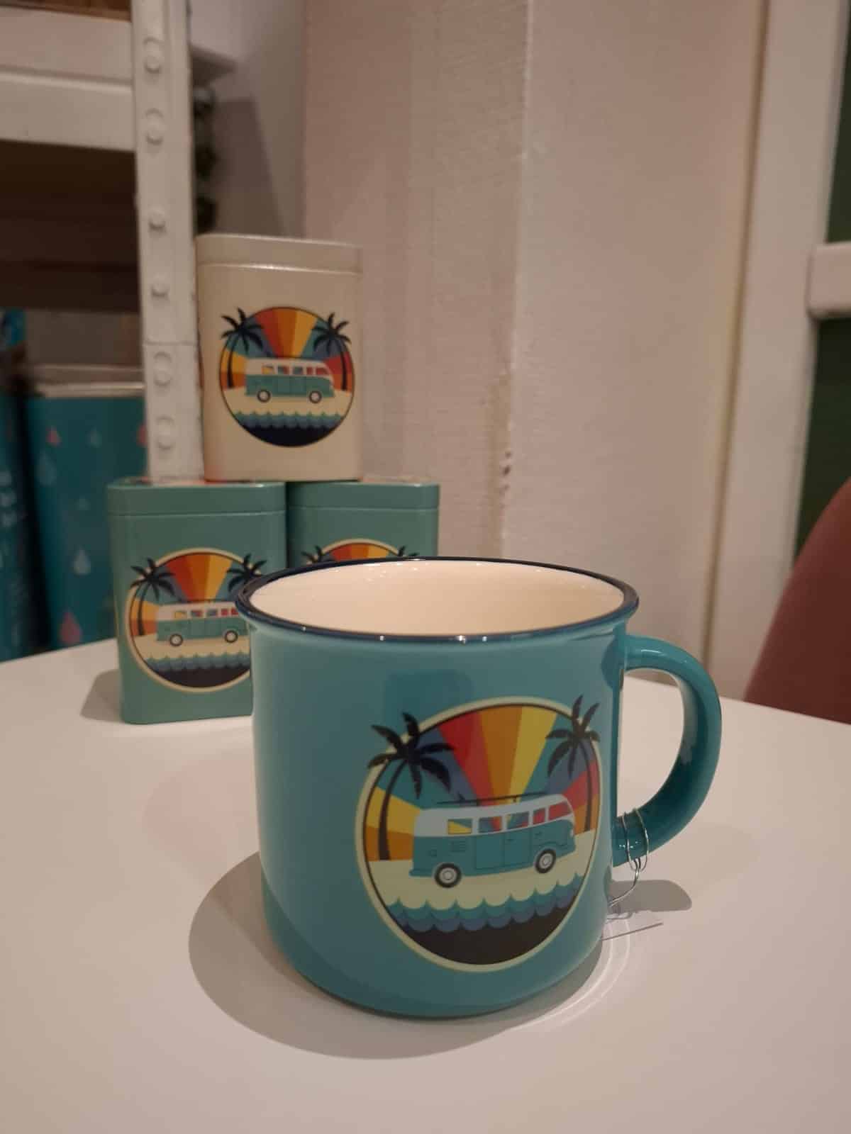 Une touche d'été et de nostalgie dans chaque gorgée avec cette tasse Cooper. Idéal pour les amoureux de l'été indien et des combi VW.