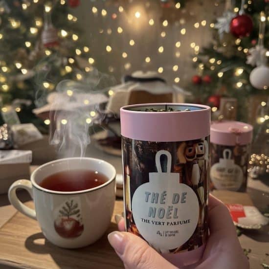 Notre Thé de Noël présenté dans sa jolie boite de 90gr est composé de (Ingrédients:)  🌱 Thé vert China Sencha 🍏 Pommes 🥨 Bâtons de cannelle 🍊 Ecorces & Tranches d'orange  🍊 Arôme naturel d'orange 🍂 AMANDE 🌺 Pétales & boutons de rose 🌰 Clou de girofle 🥜 Vanille Peut contenir des traces de lait et CONTIENT DES AMANDES 