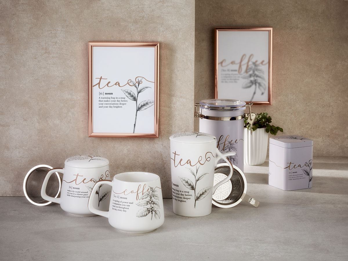 Optez pour la tisanière "Iva" en New Bone China, équipée d’un filtre en acier inoxydable finement découpé pour une infusion parfaite. Alliant design moderne et fonctionnalité, cette tisanière de 0,4 L sublimera vos pauses thé.