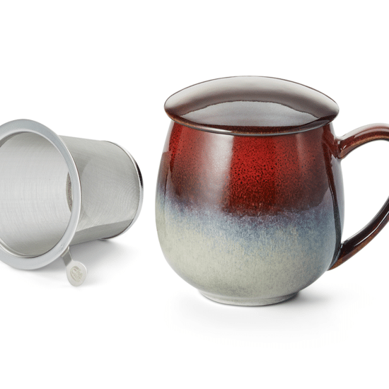 Découvrez la Tisanière "Saara" Rouge en grès avec glaçure réactive : un ensemble de 3 pièces comprenant une tasse de 0,35 L, un filtre en acier inoxydable et un couvercle assorti, pour des moments de thé uniques et élégants.