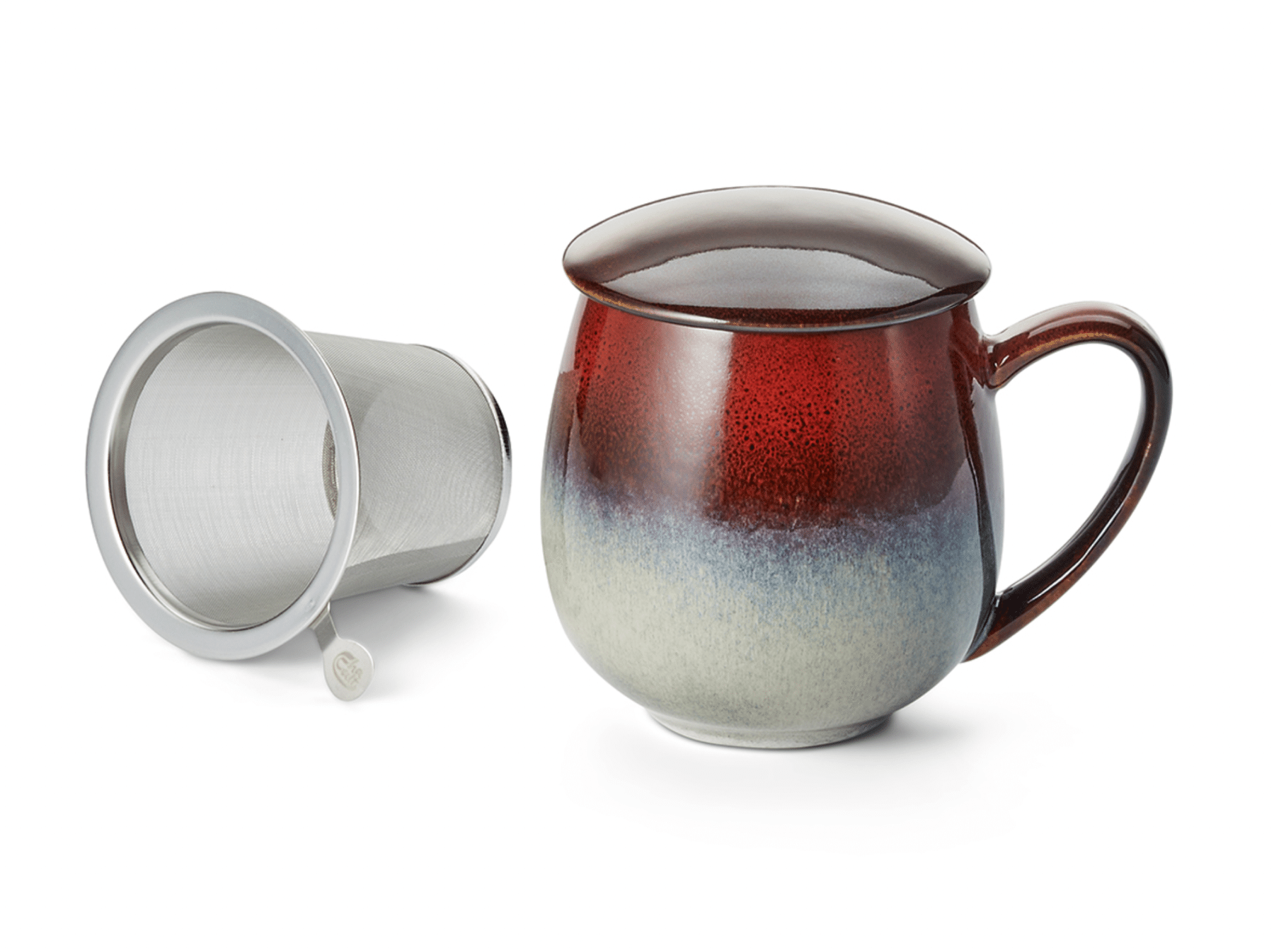 Découvrez la Tisanière "Saara" Rouge en grès avec glaçure réactive : un ensemble de 3 pièces comprenant une tasse de 0,35 L, un filtre en acier inoxydable et un couvercle assorti, pour des moments de thé uniques et élégants.