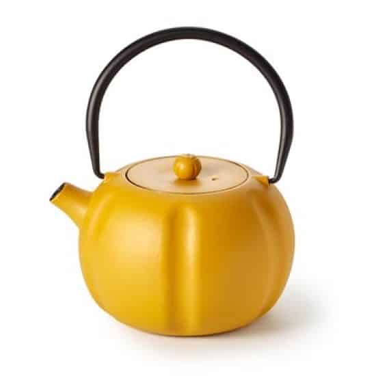 Originale et artisanale, la théière en fonte Kaiwen jaune et noire (0,7 L) est une idée cadeau unique pour amateur de thé. Robuste, élégante et livrée avec filtre inox.