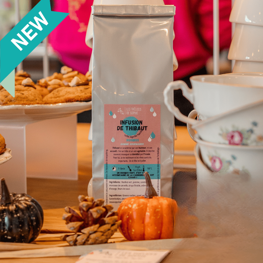 Découvrez l’Infusion de Thibaut – Pomme & Cannelle, un rooibos vert gourmand et réconfortant, parfait pour vos pauses automnales.