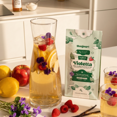 Un cocktail de thé sans alcool ou mocktail composé de thé glacé, jus de pomme, citron et vanille