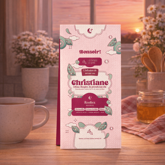 Dites Bonsoir à Christiane, un rooibos doux et crémeux aux riz soufflées, crème brûlé et mûre. Une chaleur profonde pour accompagner la soirée.