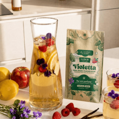 Un cocktail de thé sans alcool ou mocktail composé de thé glacé, jus de pomme, citron et vanille