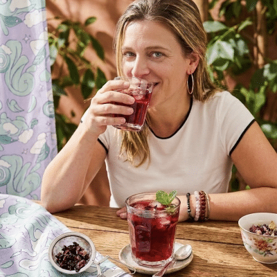 Sophie des Thélices de Sophie dégustant un bissap maison rafraîchissant à l'hibiscus et à la menthe.