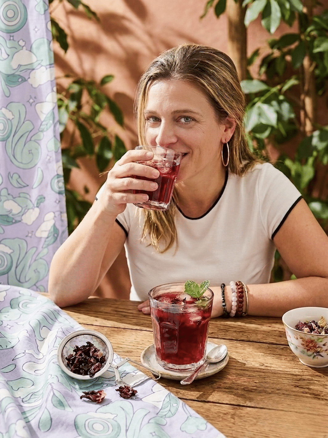 Sophie des Thélices de Sophie dégustant un bissap maison rafraîchissant à l'hibiscus et à la menthe.
