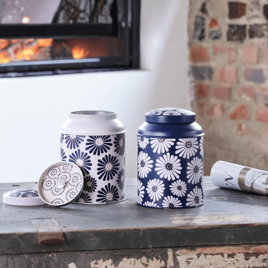 Boîte à thé métal décor floral bleu et blanc finition mate. Double couvercle hermétique, 175g. Idéale pour conserver ou offrir. Livraison gratuite dès 61€.