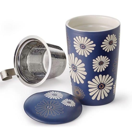 Infuser ton thé devient un rituel visuel autant que sensoriel. La tisanière Amami de Teaeve® en porcelaine double paroi — décor floral bleu & blanc, finition mate, touches dorées. Livrée avec couvercle, passoire inox et boîte cadeau. Prête à offrir ou à s'offrir. 🫖