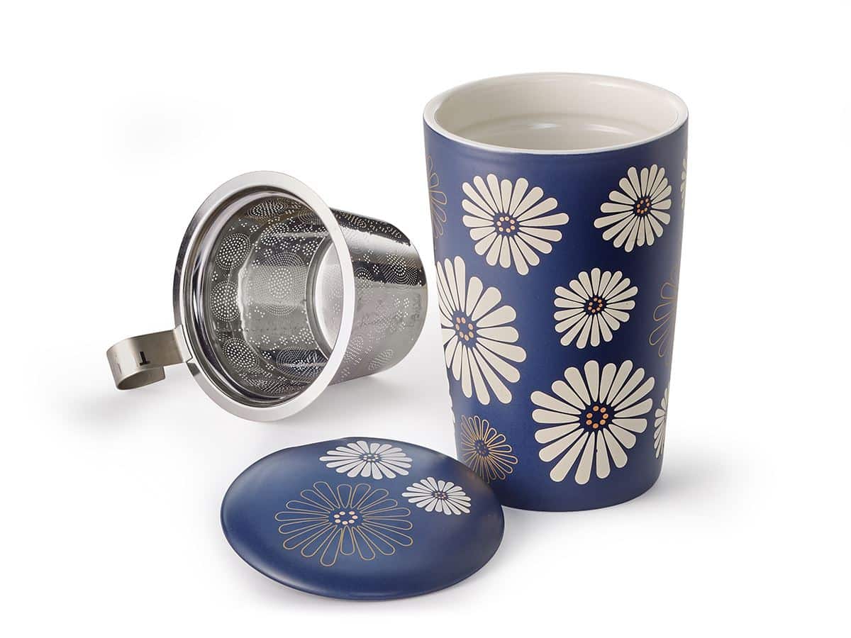 Infuser ton thé devient un rituel visuel autant que sensoriel. La tisanière Amami de Teaeve® en porcelaine double paroi — décor floral bleu & blanc, finition mate, touches dorées. Livrée avec couvercle, passoire inox et boîte cadeau. Prête à offrir ou à s'offrir. 🫖