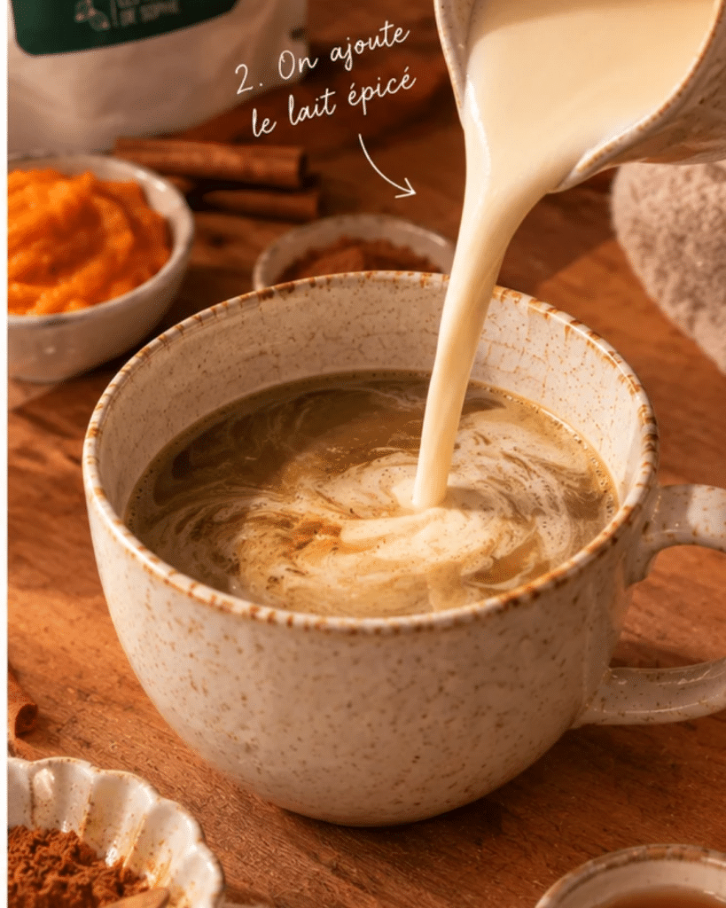 Hojicha latte potimarron-cannelle servi dans une tasse